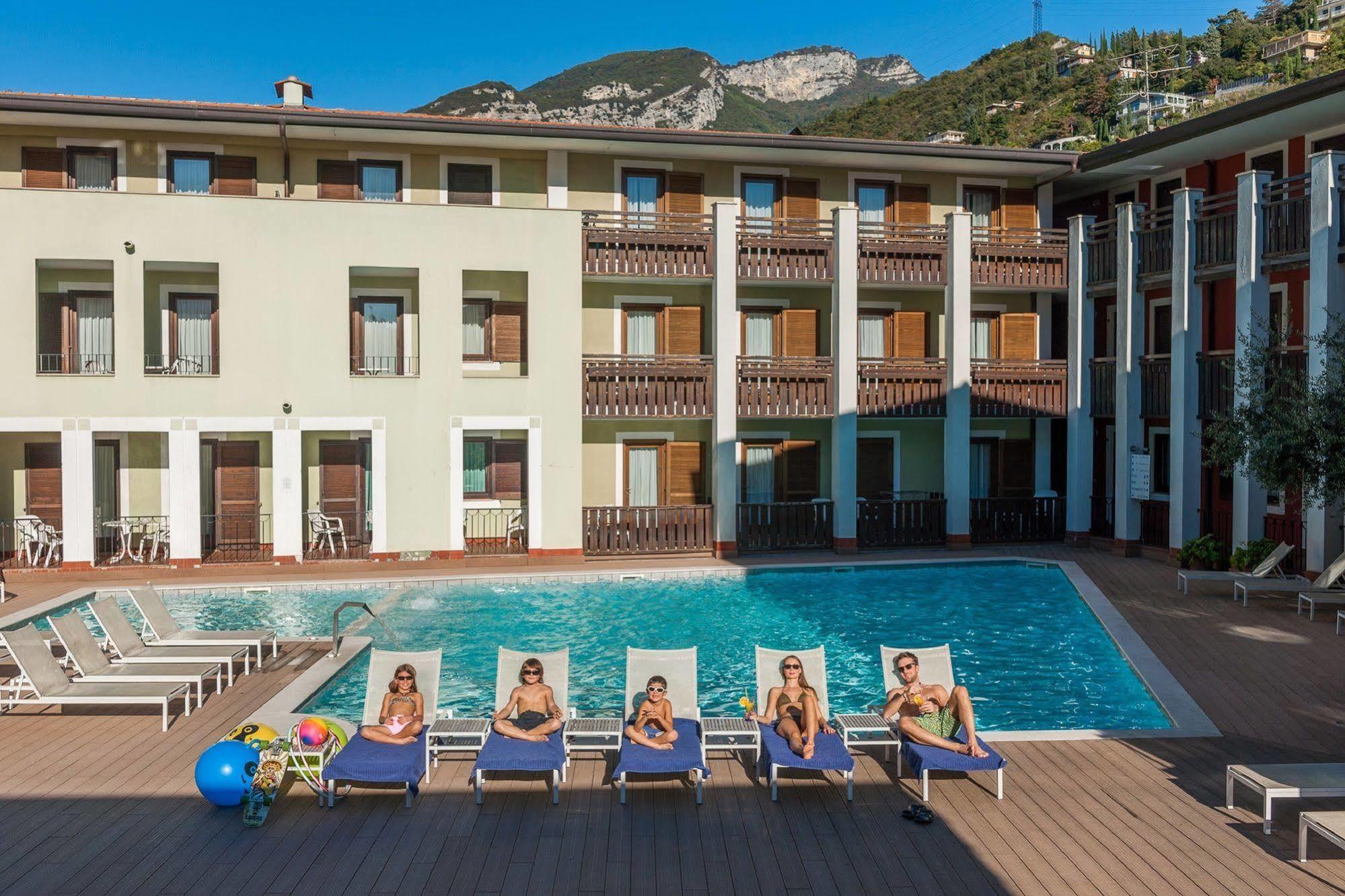 Club Hotel e Residence La Vela Torbole Sul Garda Exterior foto